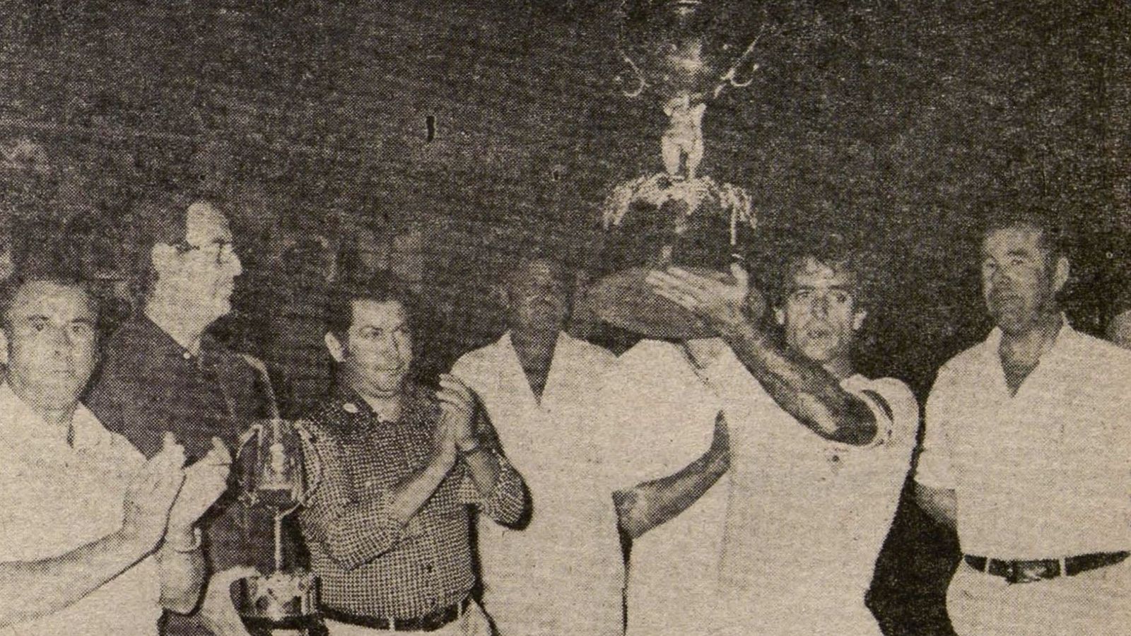 El teniente alcalde José Luis Valle entrega al capitán del Portuense el trofeo de ‘La Copa y la Venencia’