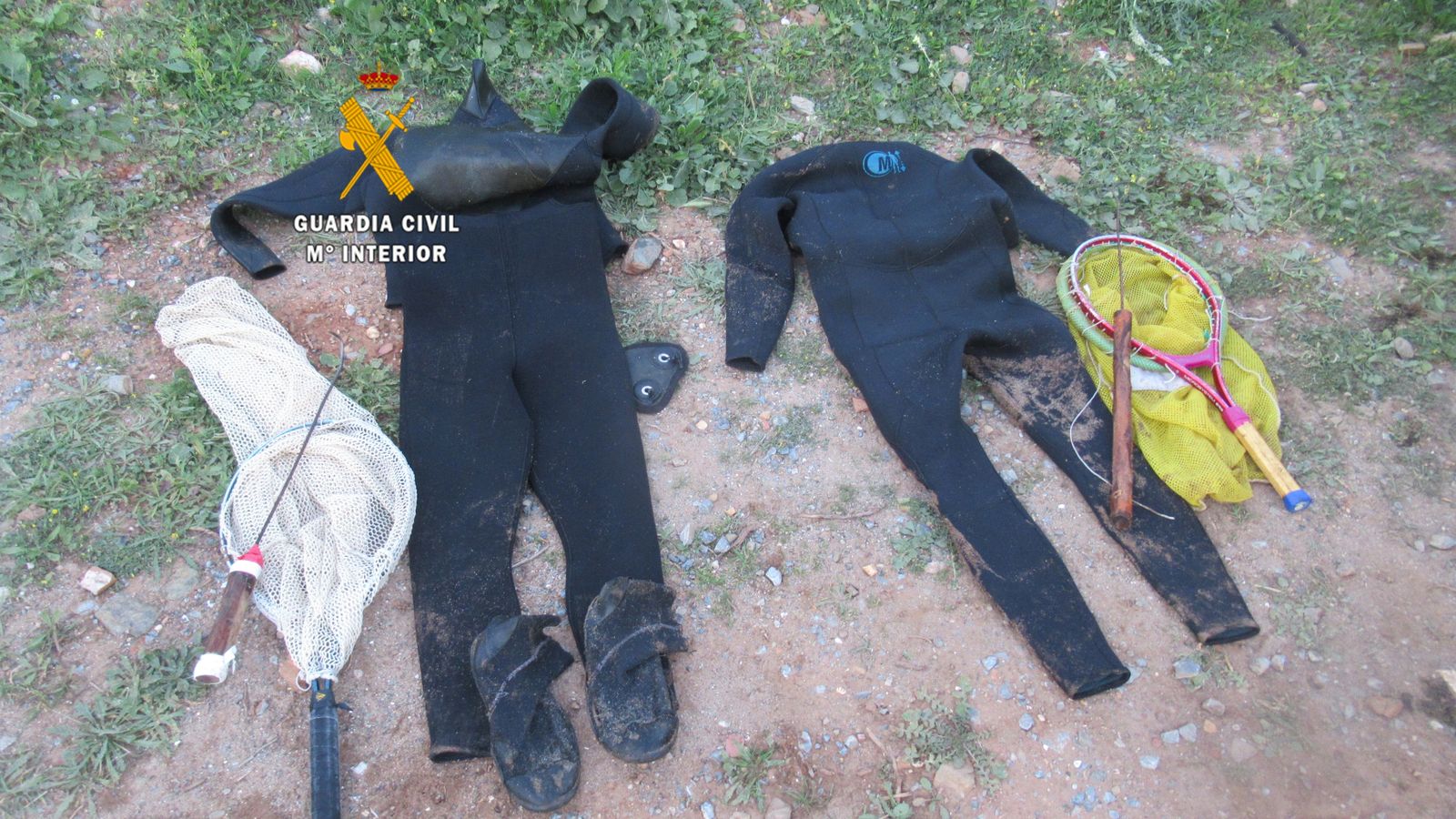 Los equipos de buceo en apnea y las artes y útiles utilizados para la captura de los erizos.