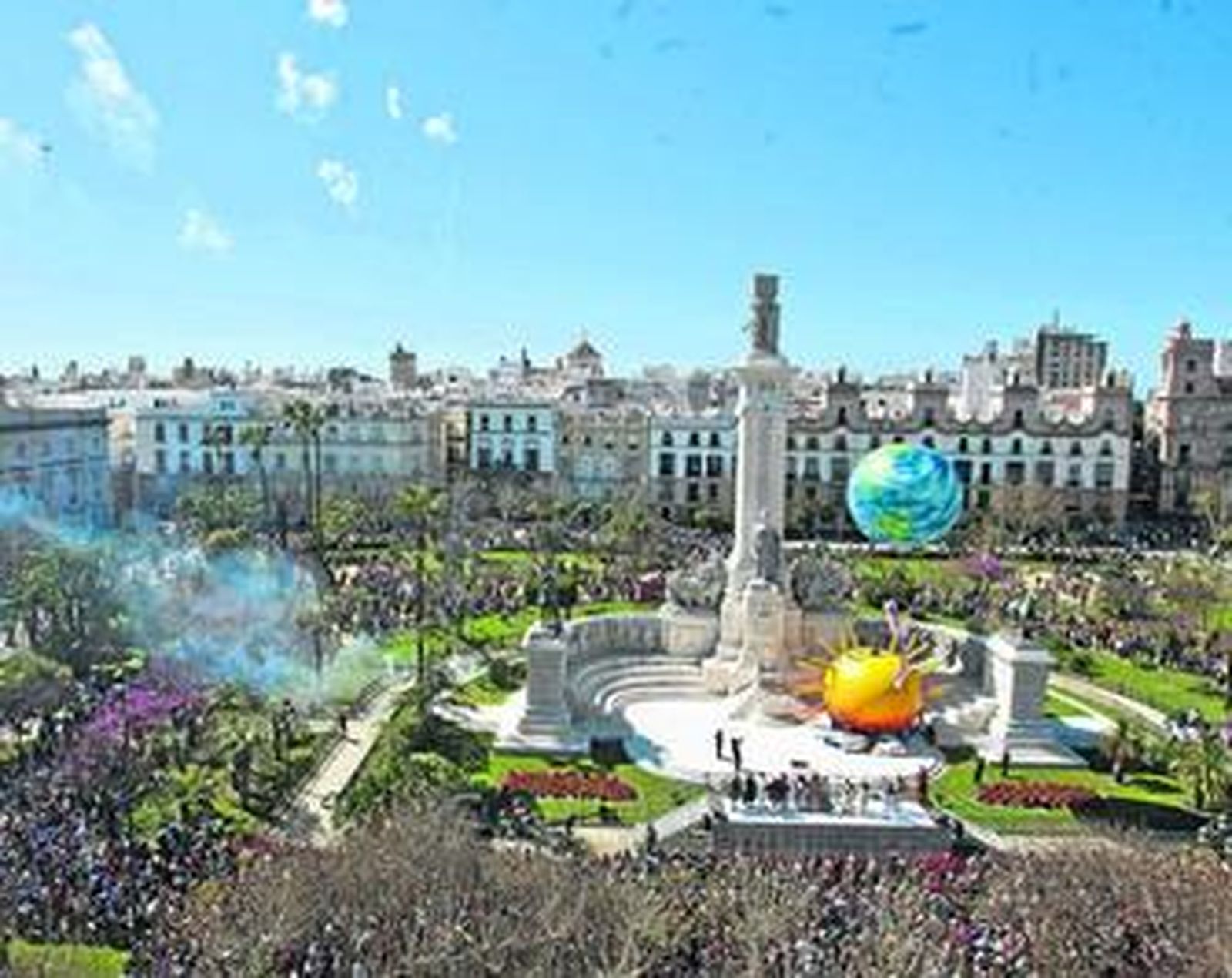 Vista aérea del espectáculo de Els Comediants, ayer, en Cádiz.