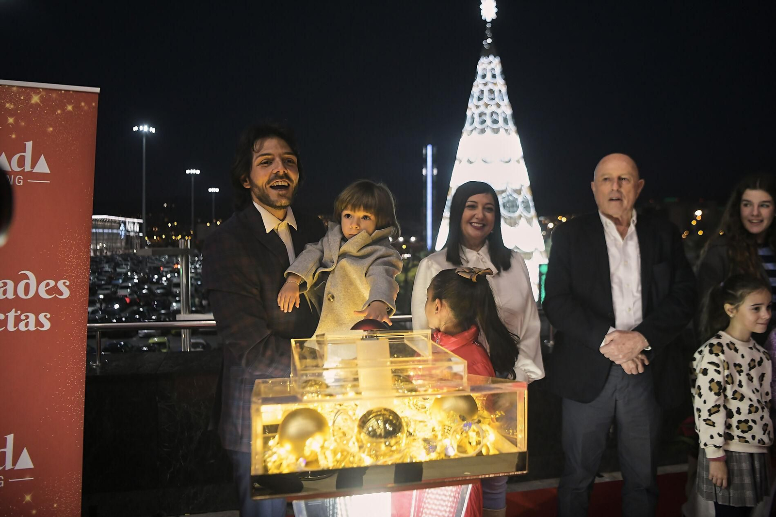 Fotos: así se ha iluminado el árbol de Navidad del Nevada en Granada, el más alto de España