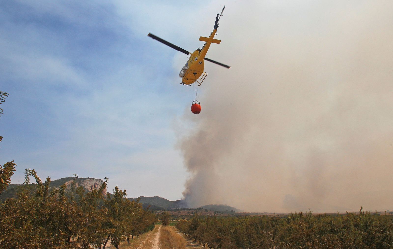 Un helicóptero actúa en un incendio forestal
