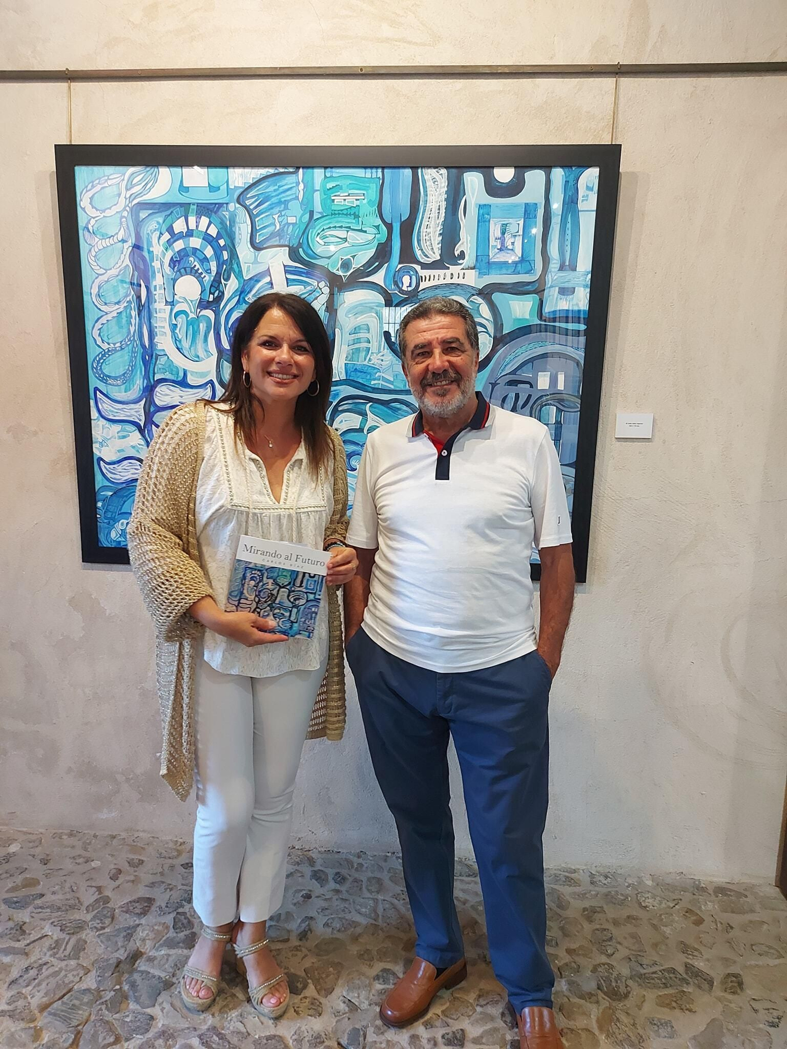 La concejala de Cultura en Rincón, Paz Couto, junto al artista Carlos Díaz