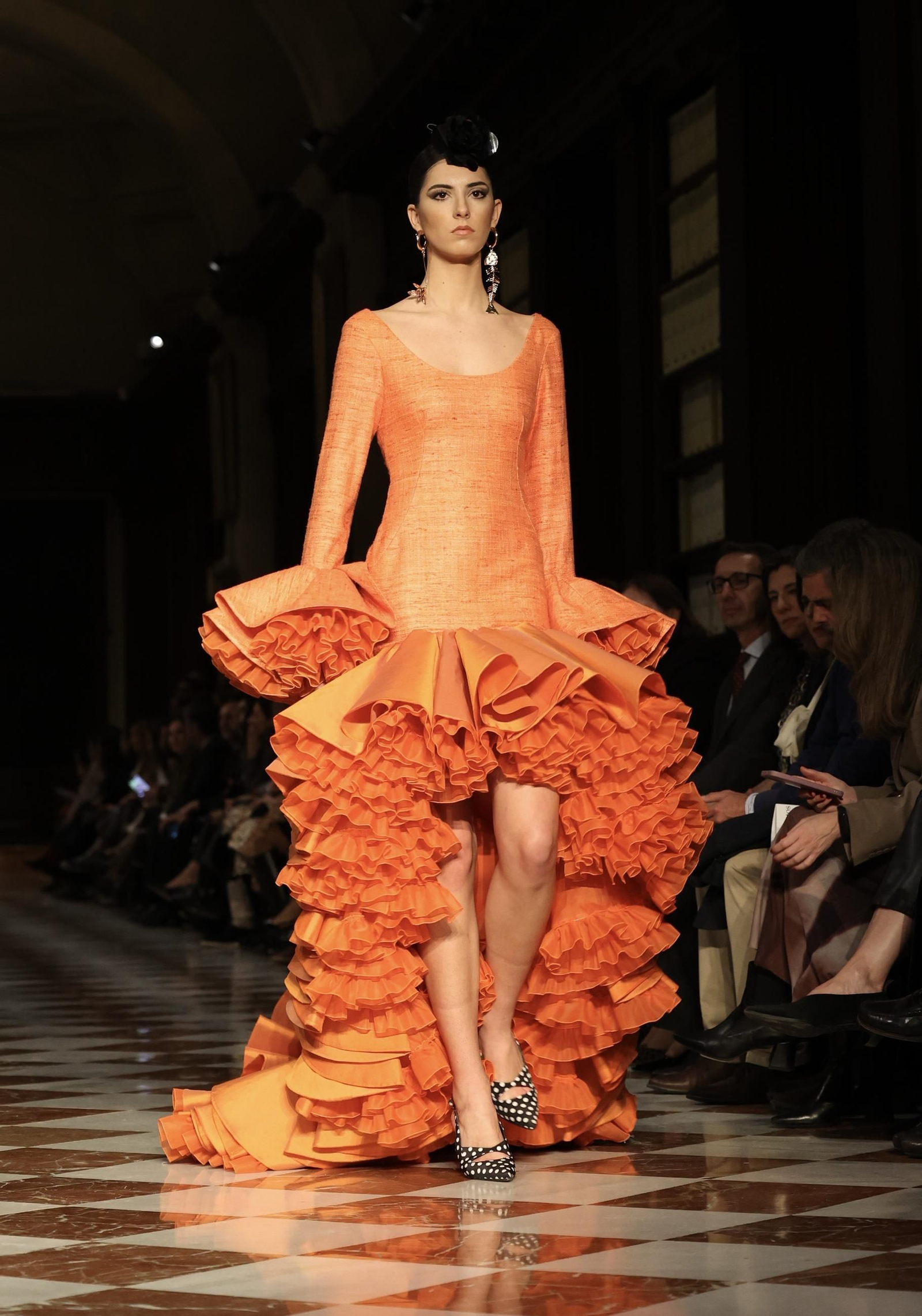 Desfile de Juana Martín en el Archivo de Indias de Sevilla