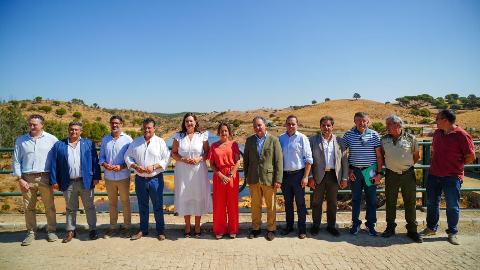 Representantes institucionales en la inauguración de las obras.