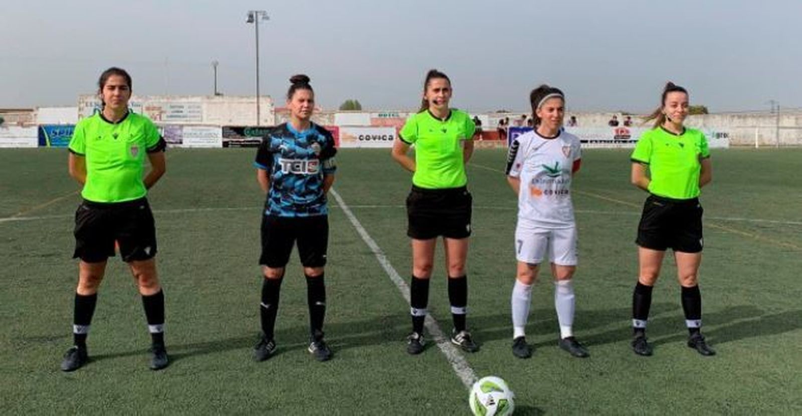 Foto de las capitanas con la árbitro.