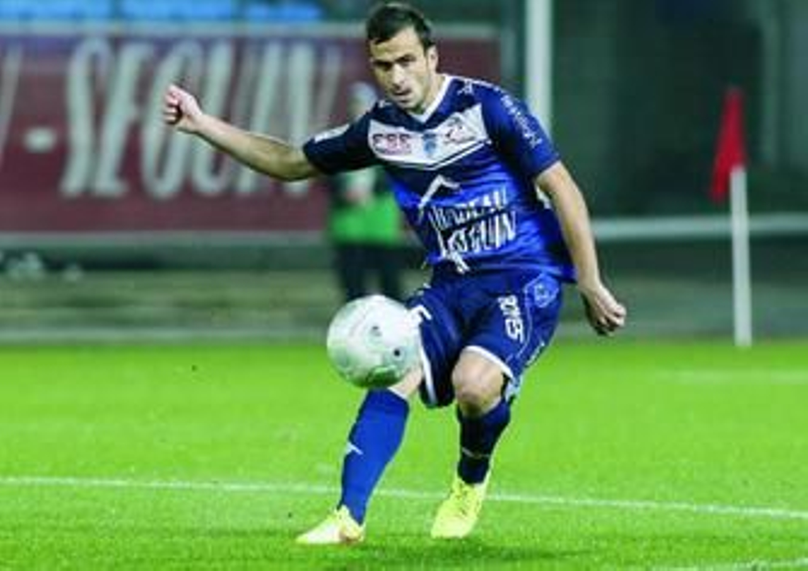 Saunier despeja el balón en un partido con el Troyes.