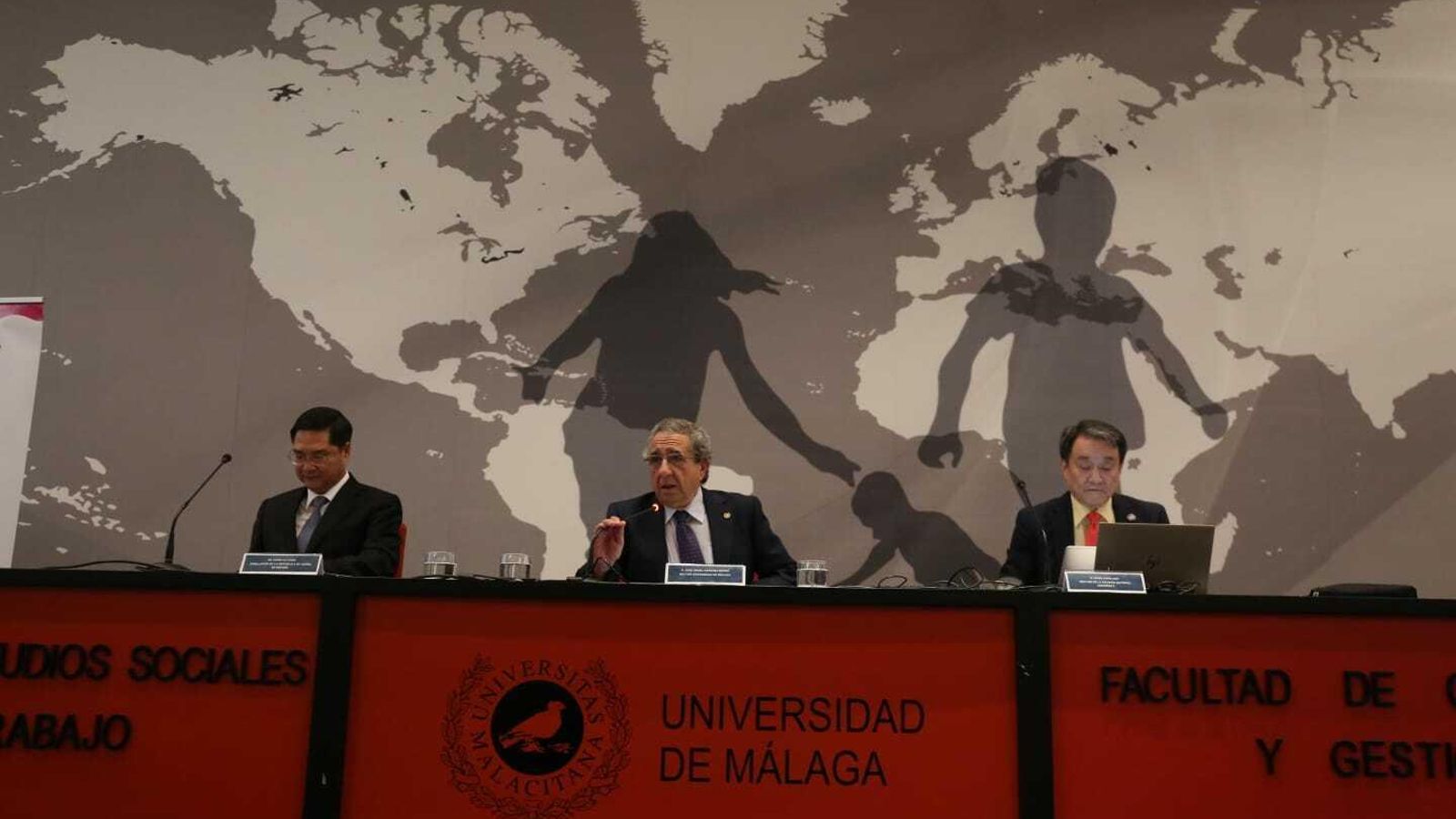 Inauguración del acto del décimo aniversario en el salón de actos de Estudios Sociales y Comercio