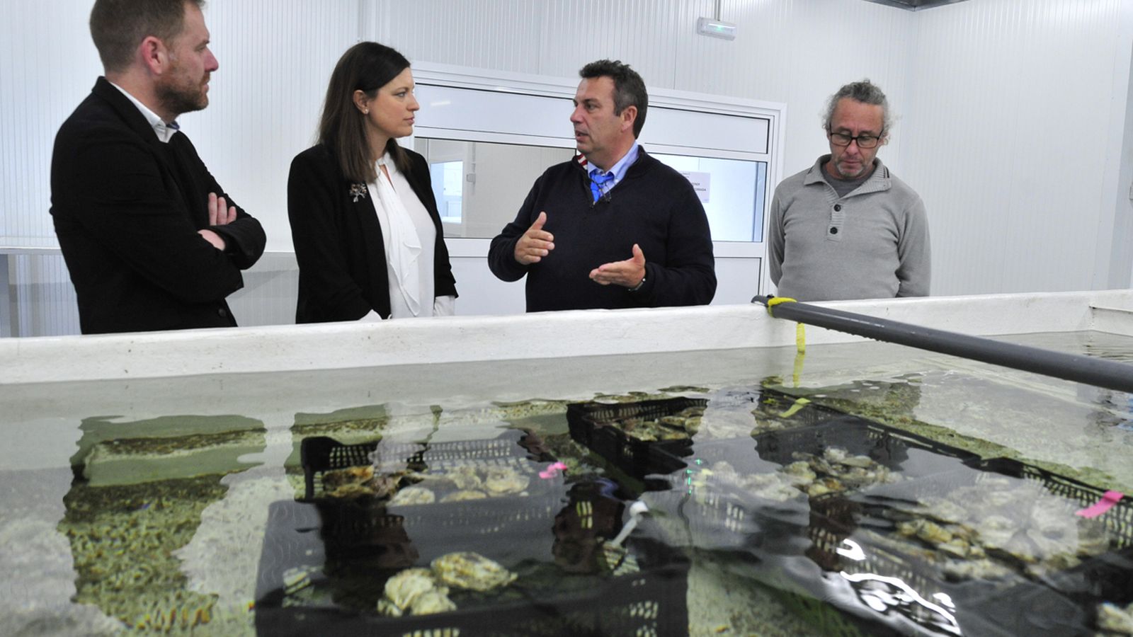 La alcaldesa, Patricia Cavada, y el concejal Conrado Rodríguez visitan las instalaciones de la nueva depuradora de moluscos en Puente de Hierro.