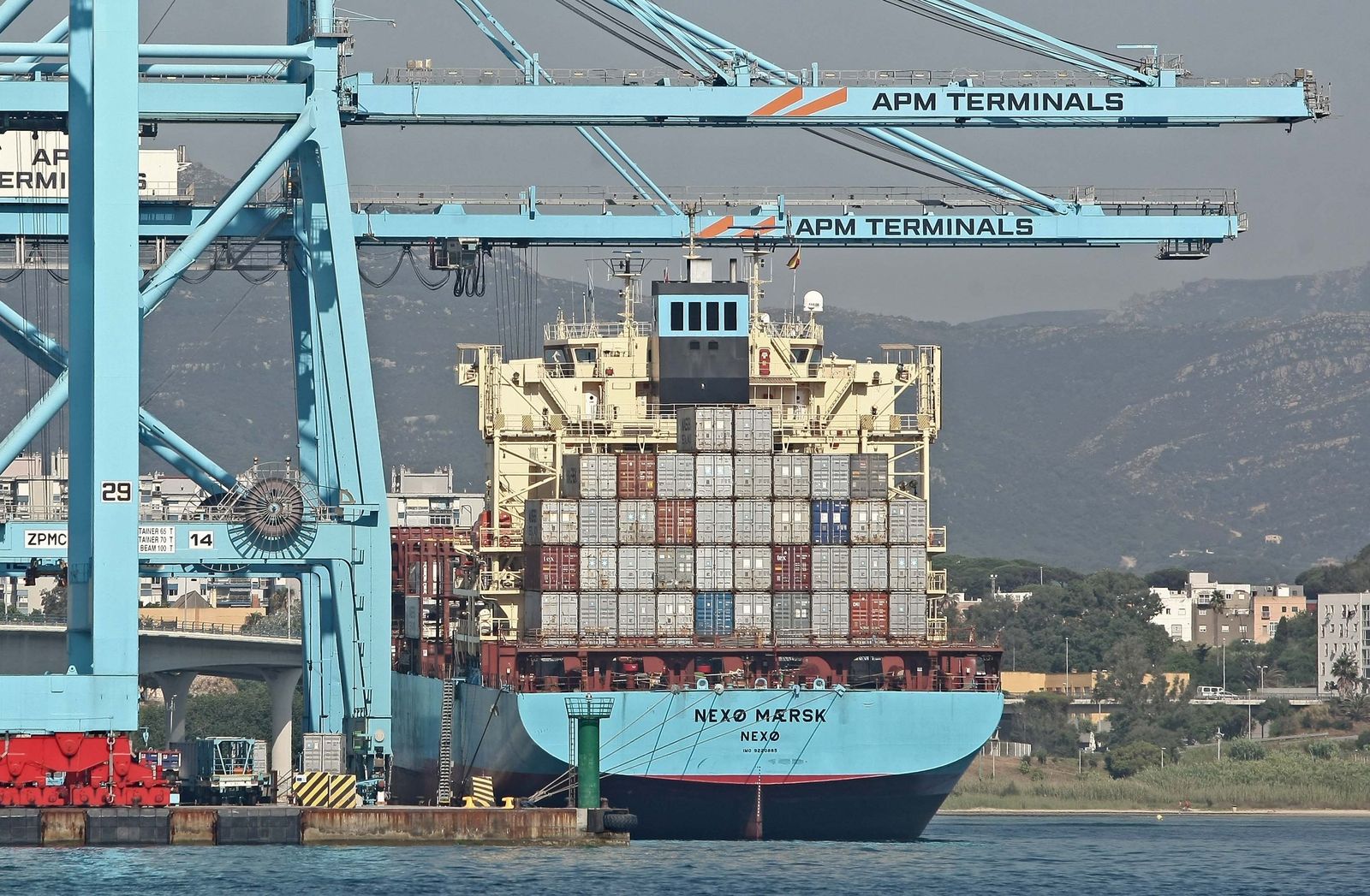 Actividad de estiba sobre un buque de Maersk Line en APM Terminals Algeciras, ayer por la mañana.