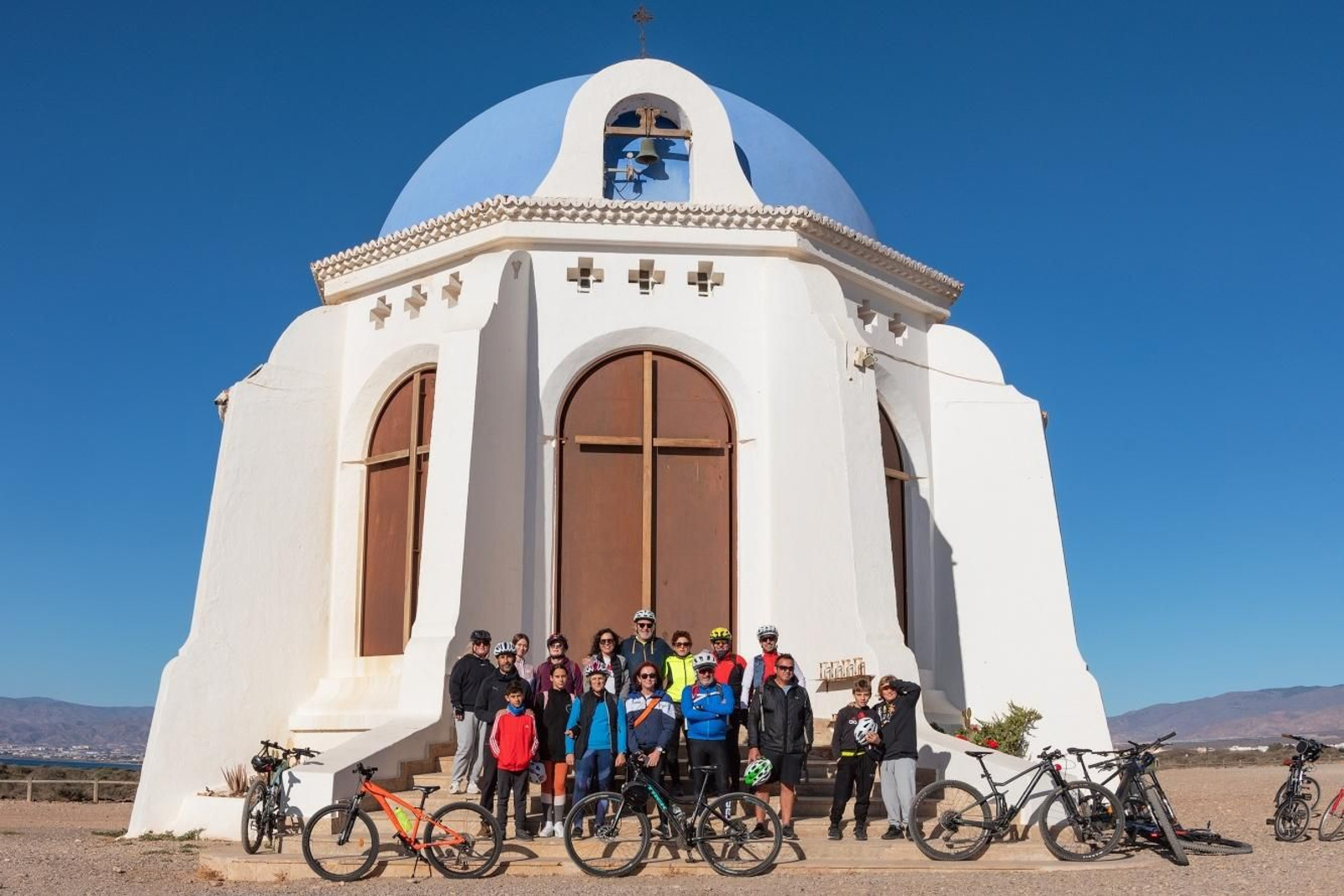 Los participantes de esta iniciativa posan juntos en la ermita de Torregarcía.