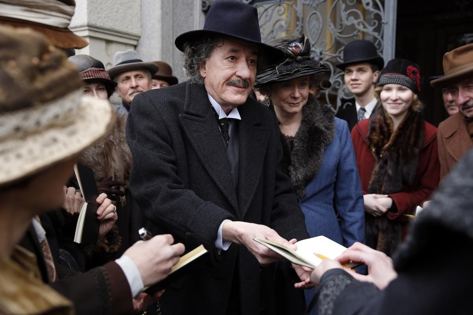 Geoffrey Rush y Emiy Watson, Einstein y su segunda esposa en 'Genius'.