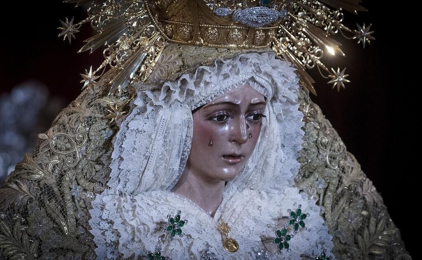 La Esperanza Macarena en besamanos