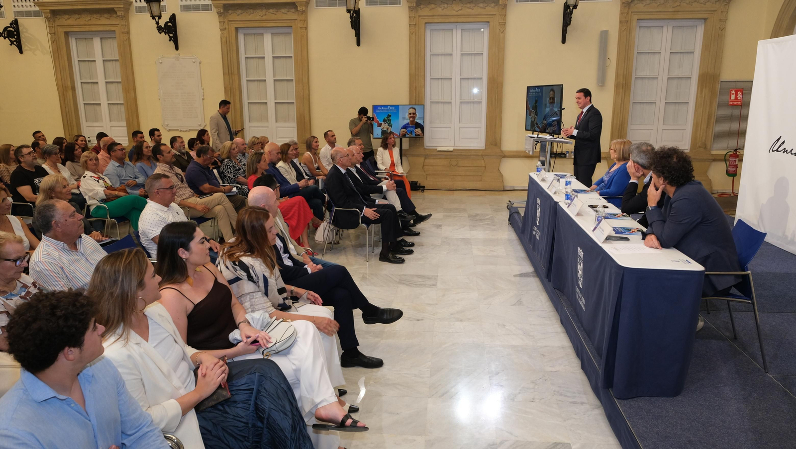 El Doctor Antonio Ríos presenta su libro 'Una Rodilla Feliz', en imágenes