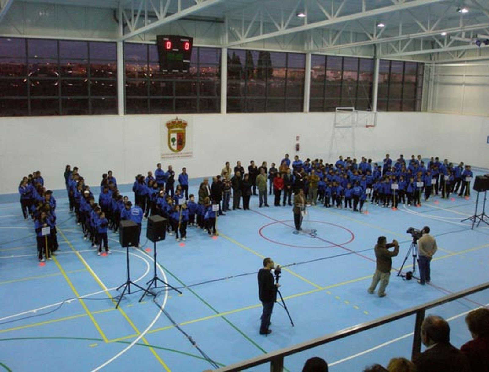 Abren el nuevo pabellón cubierto y la piscina climatizada de Gerena