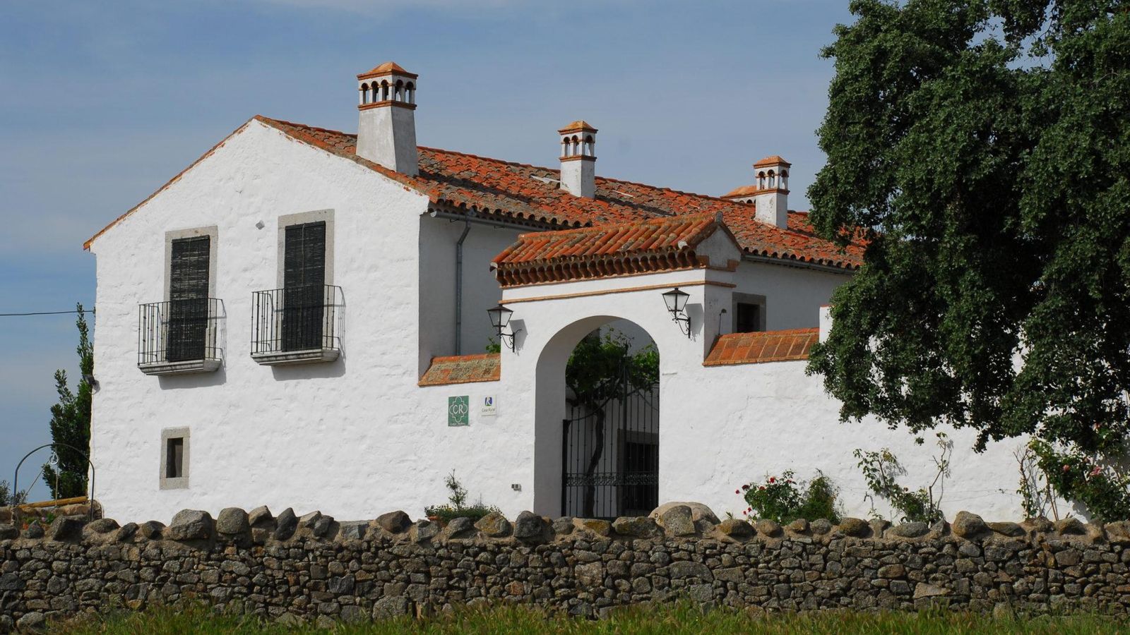 Ofrece la posibilidad de adquirir productos propios de la finca, que se comercializan con la marca MIO 1898