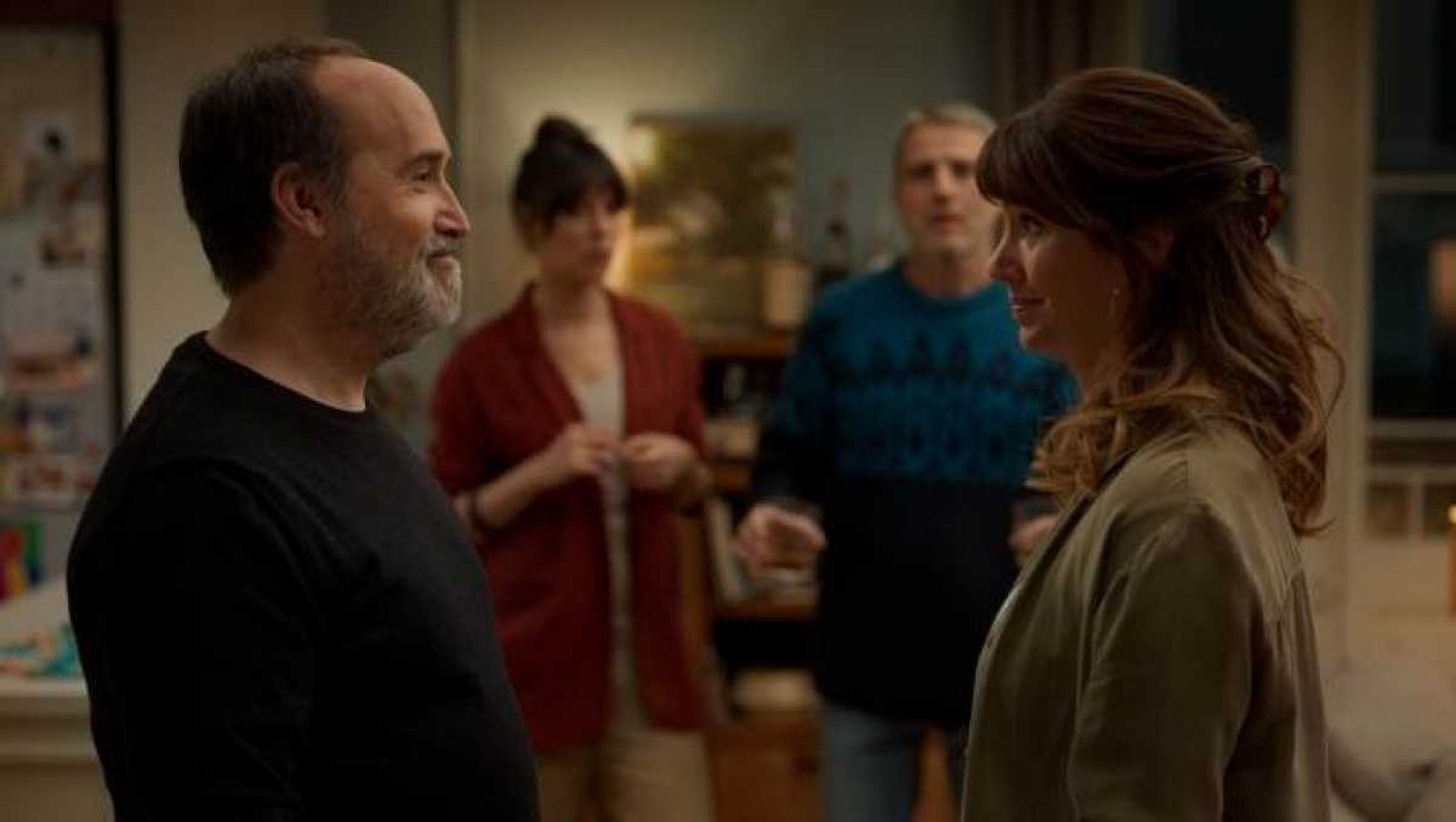 Javier Cámara y Griselda Siciliani en primera plano, Cuesta y San Juan, detrás.