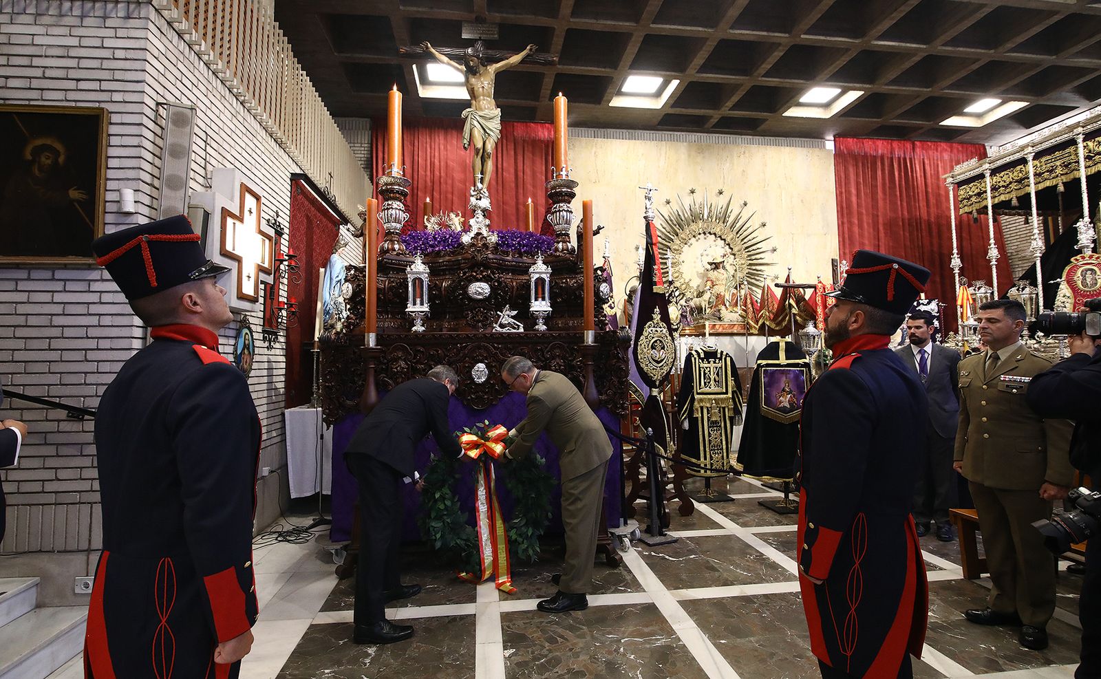 Emotiva ofrenda militar en Capuchinos