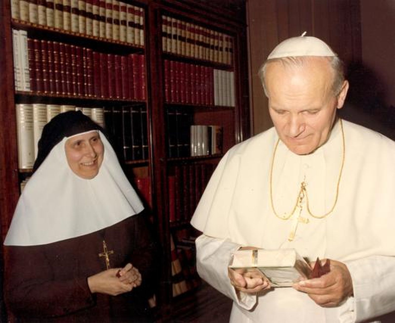 El Papa observa el libro de las memorias de Santa Ángela de la Cruz, regalo de Madre María de la Purísima.