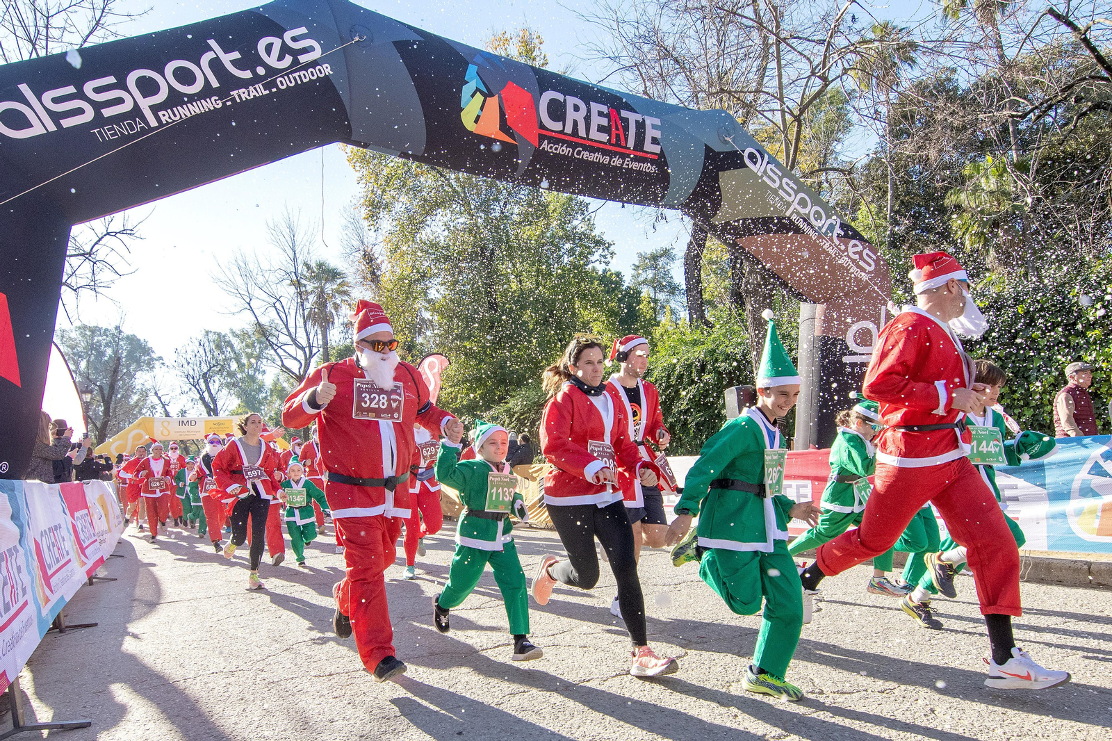 Más de mil Papá Noeles y elfos han corrido por Sevilla