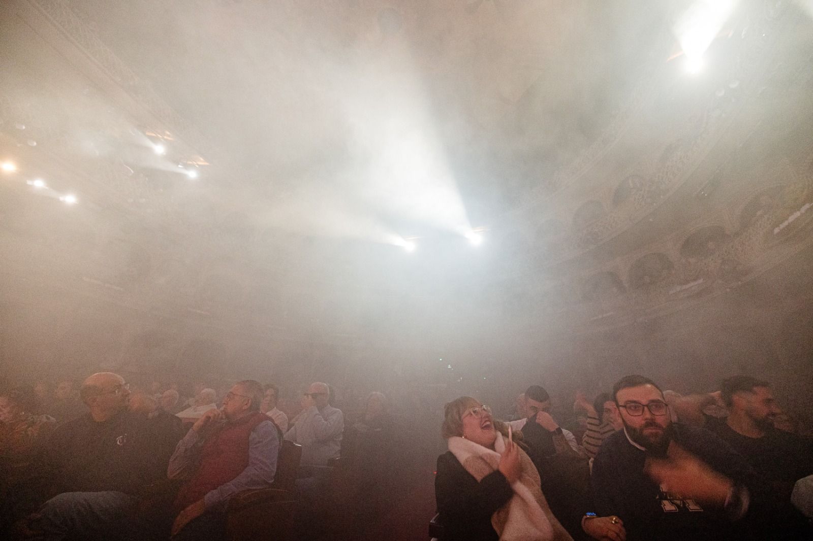 El Gran Teatro Falla lleno de humo, durante la actuación de la chirigota de Jerez.
