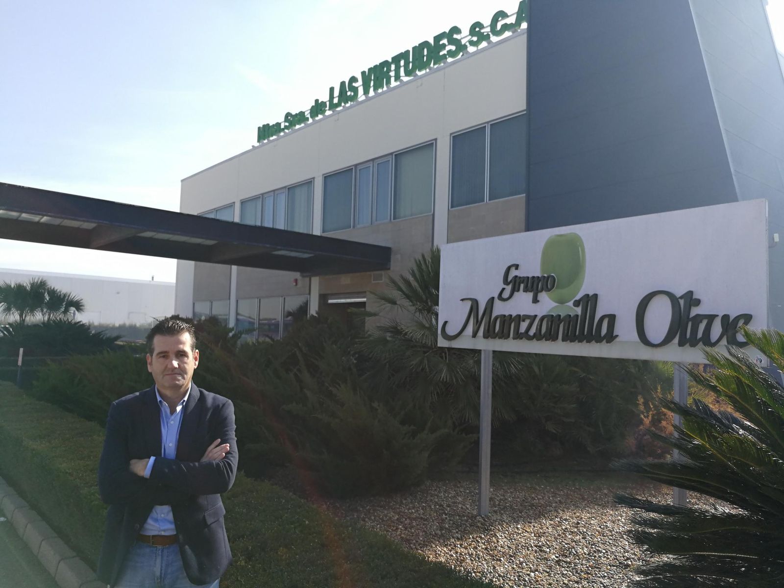 José Antonio Cruz Mejías, delante de las instalaciones de la cooperativa, emblemática en la zona de Los Alcores.