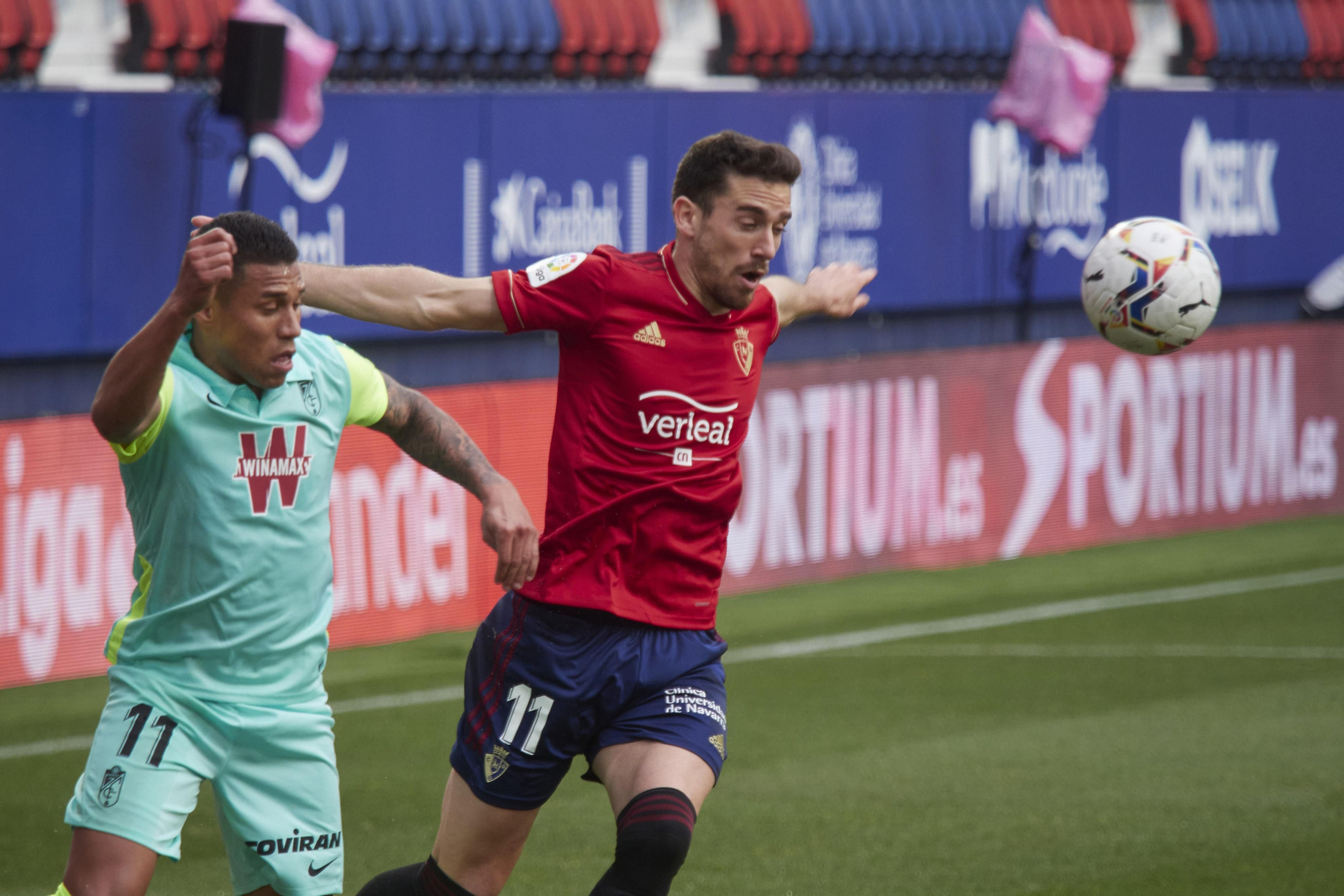 Machís pugna con Kike Barja en El Sadar.