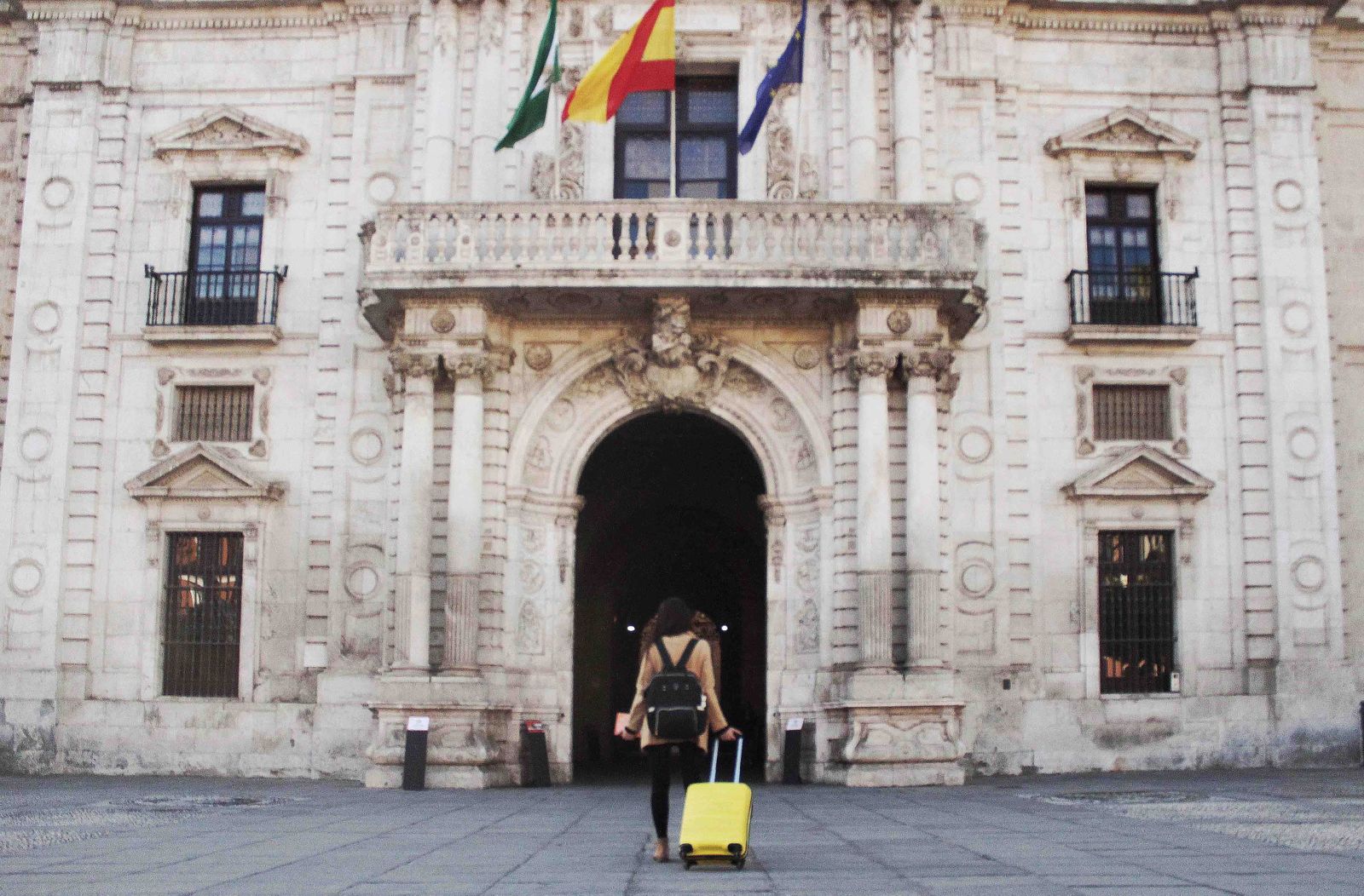 Una estudiante entra con maletas al rectorado de la US.