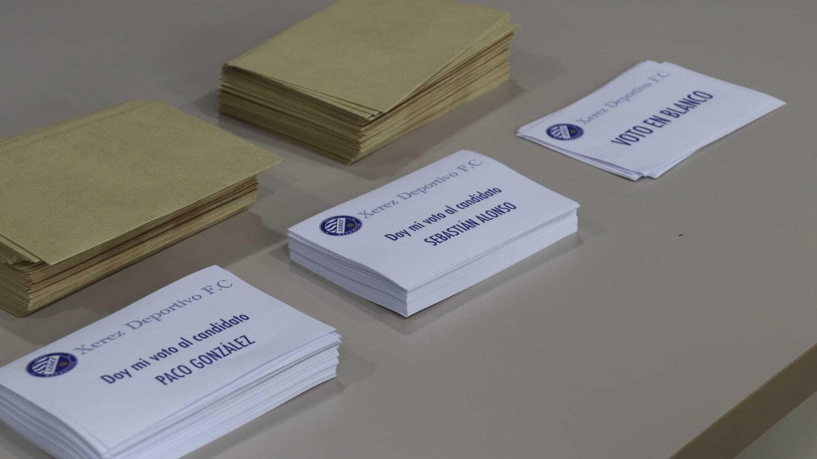 Las papeletas de los candidatos, preparadas.