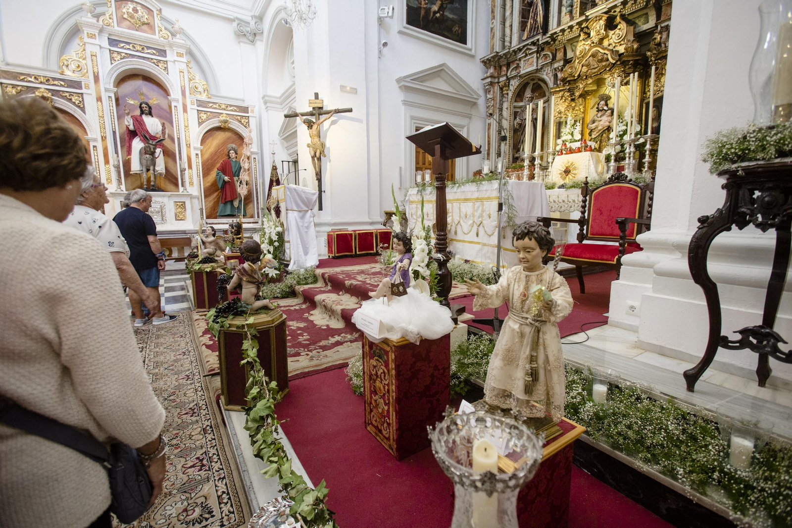 Exposición de imágenes del niño Jesús en la iglesia de San José