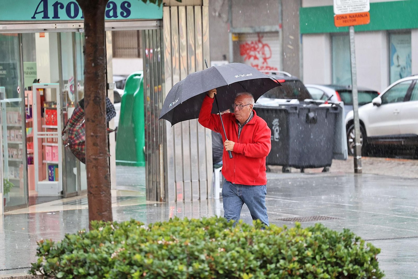 Imágenes de la lluviosa mañana de sábado en Huelva