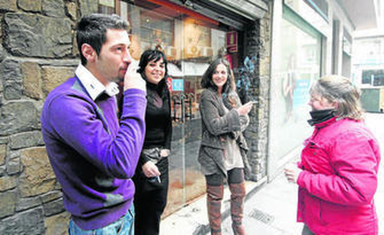 Fumadores en una calle de Córdoba.