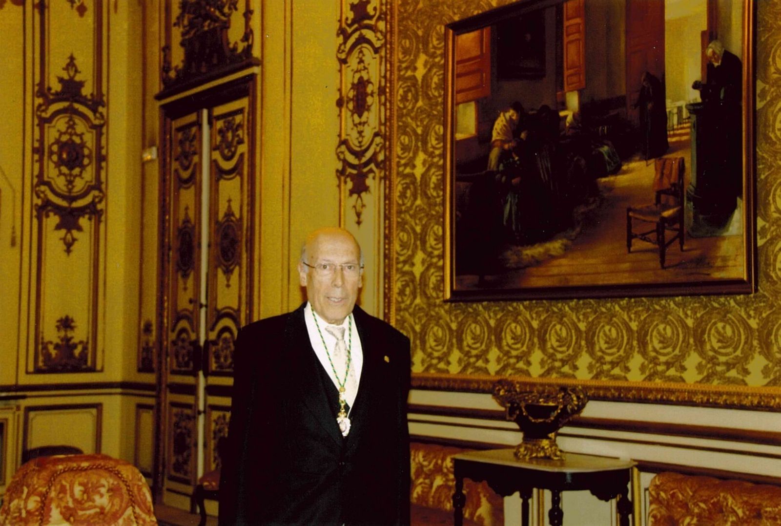 Agustín García Asuero, con su medalla de la Real Academia de Farmacia.