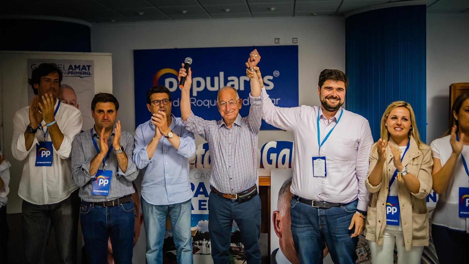 Gabriel Amat en la sede del PP de Roquetas festeja los resultados electorales.