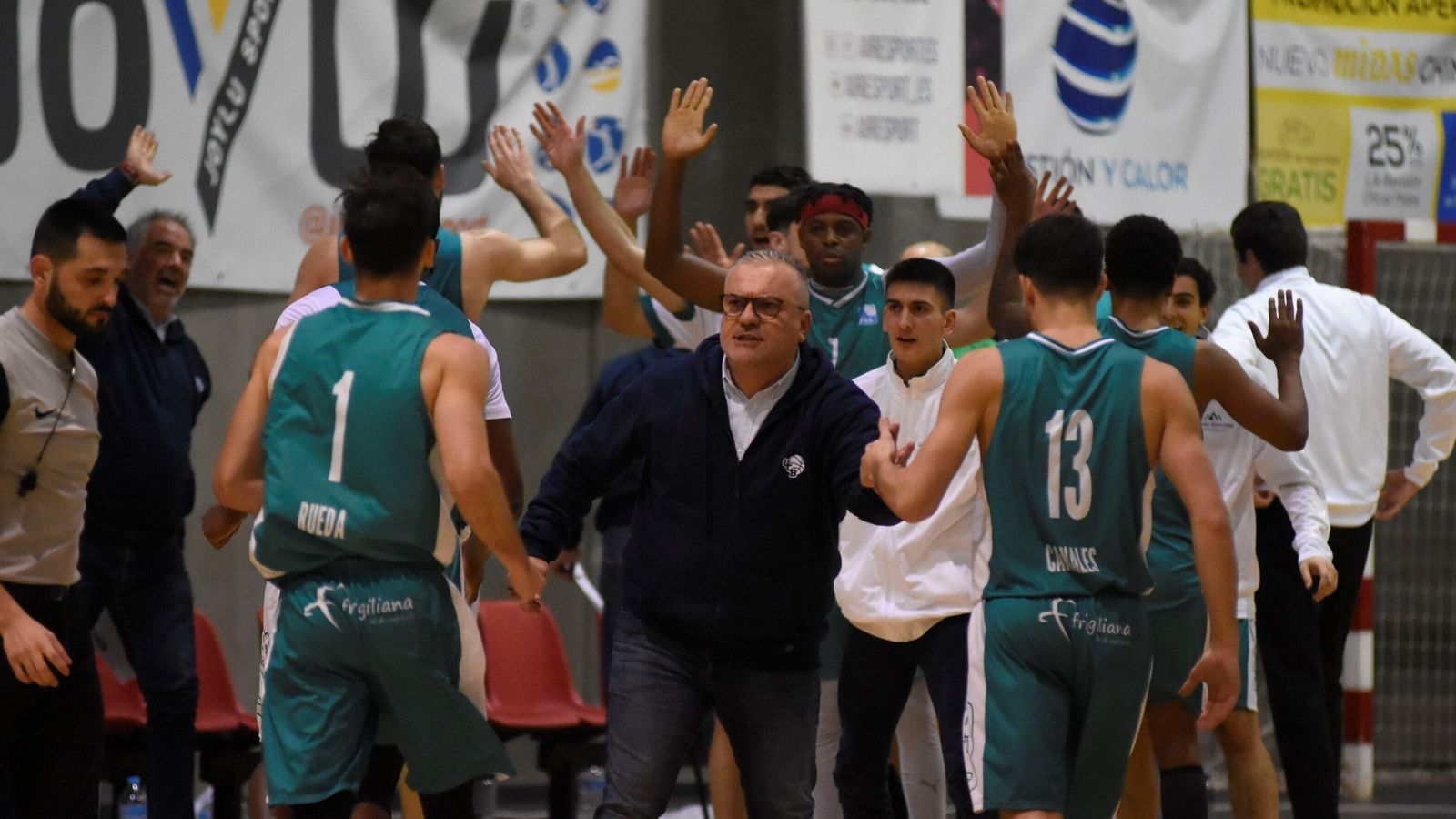 Los jugadores de UCB celebran un triunfo en Valdeolleros.