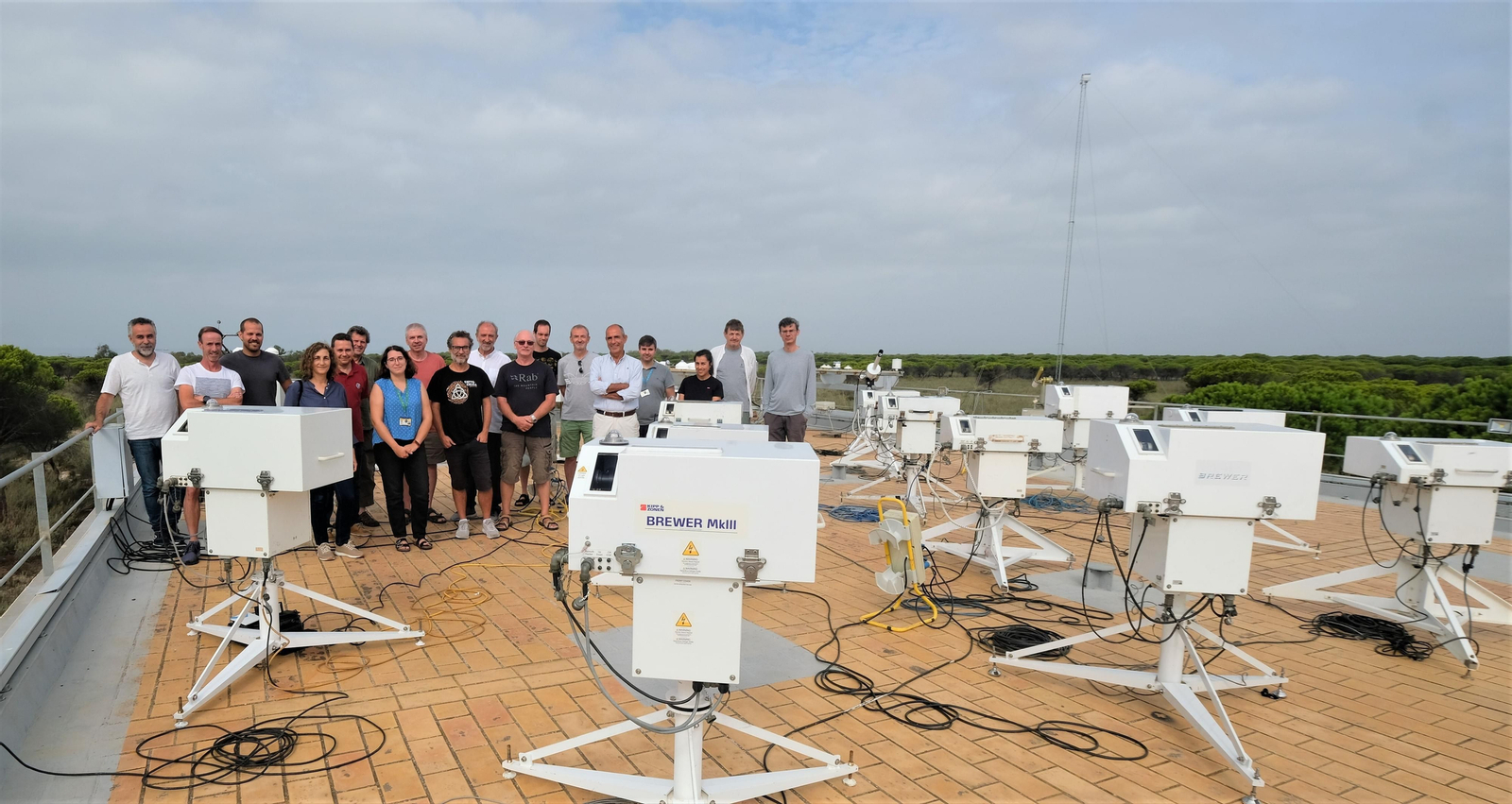 Grupo de científicos en la terraza del Observatorio Atmosférico de El Arenosillo Grupo de científicos en la terraza del Observatorio Atmosférico de El Arenosillo