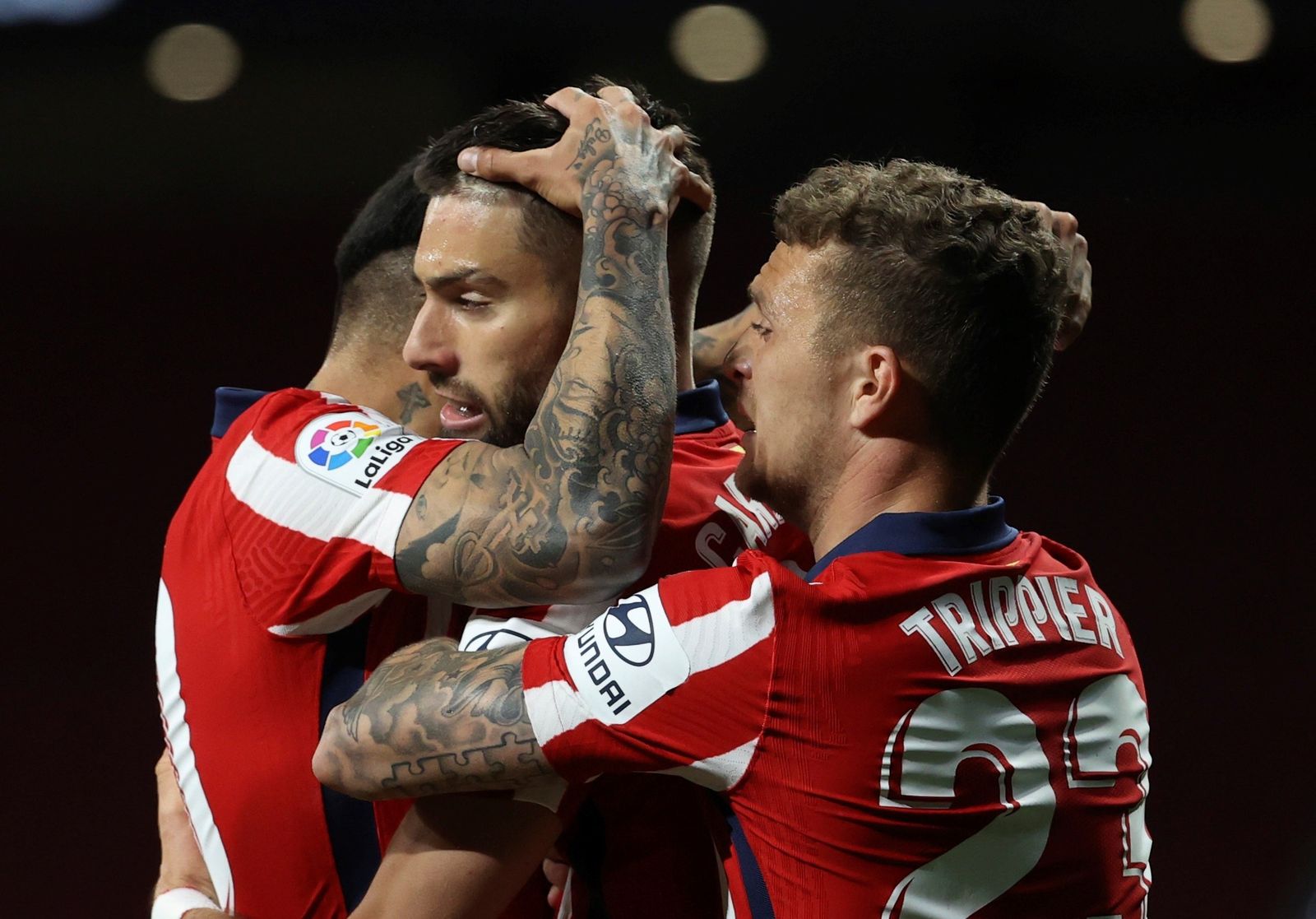 Carrasco celebra el gol con sus compañeros.