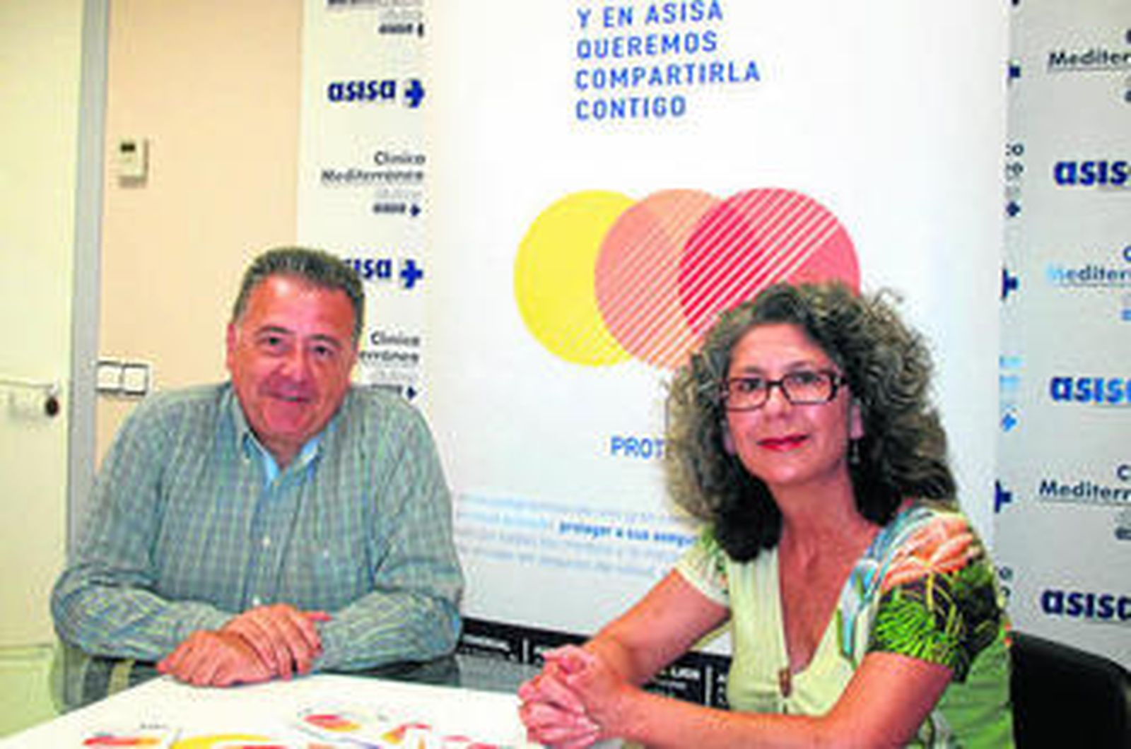 El delegado médico de Asisa, José Tara, junto a la dermatóloga de la compañía, Esther Juárez.