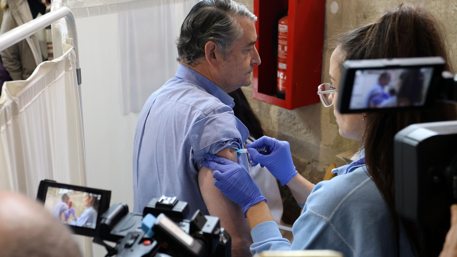 El consejero Sanz acude a la vacunación contra la gripe en Jerez