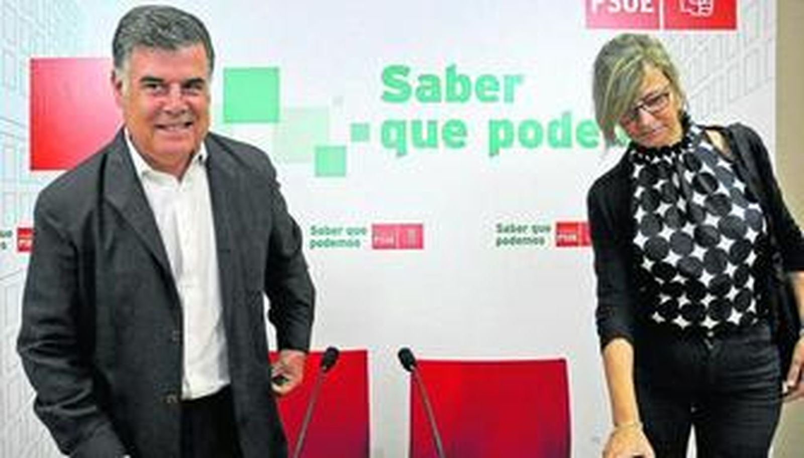 El líder provincial de los socialistas de Sevilla, José Antonio Viera, junto a la diputada María José Vázquez.