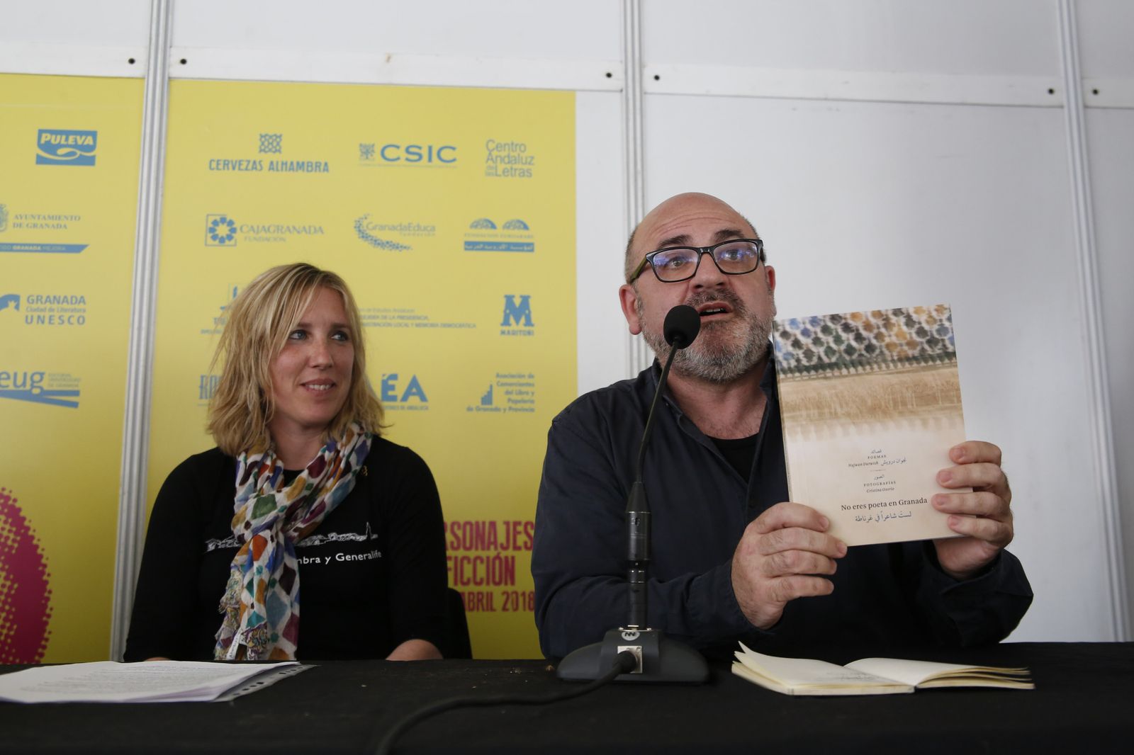 Iván Ferreiro presentó biografía junto a la periodista Arancha Moreno.