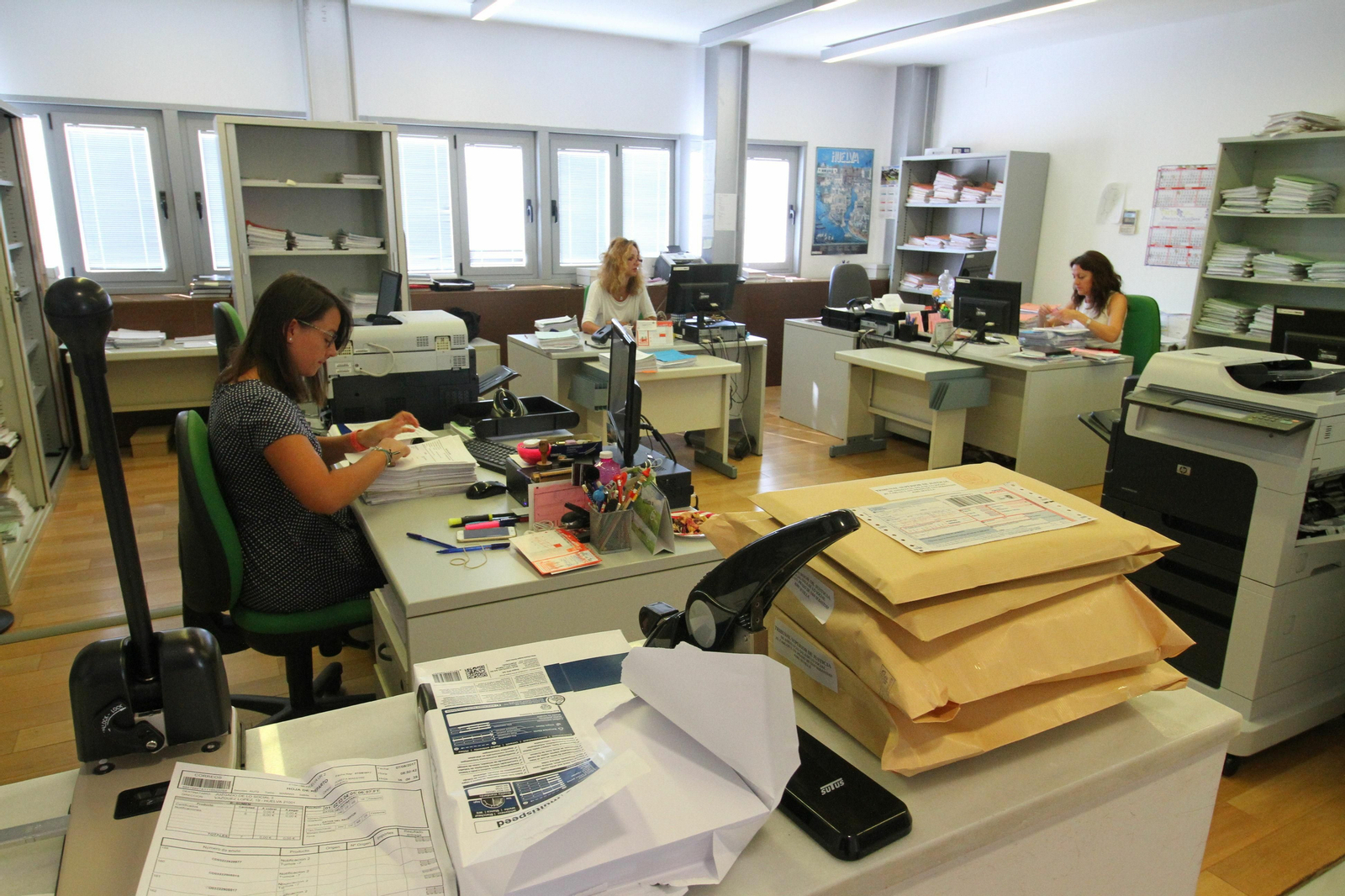 Trabajadores de la sede judicial de la calle Vázquez López en la capital onubense.