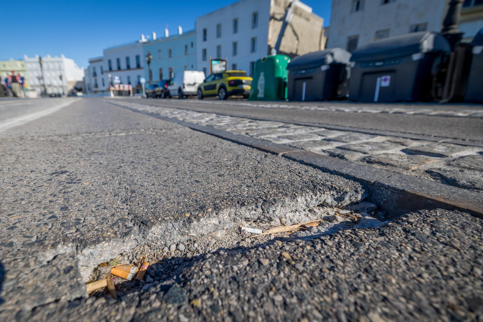 WhatsUna peligrosa zanja en una de las bandas de rodadura de la avenida del Campo del Sur, a la altura de Arquitecto Acero.