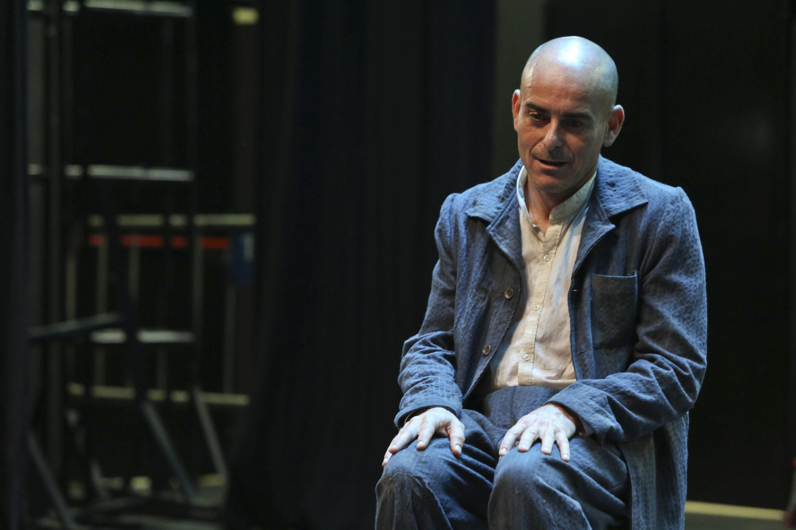 Alejandro Morales, caracterizado como Dietrich Bonhoeffer, en un ensayo de ‘Resistencia y sumisión, este martes, en el Teatro Echegaray.