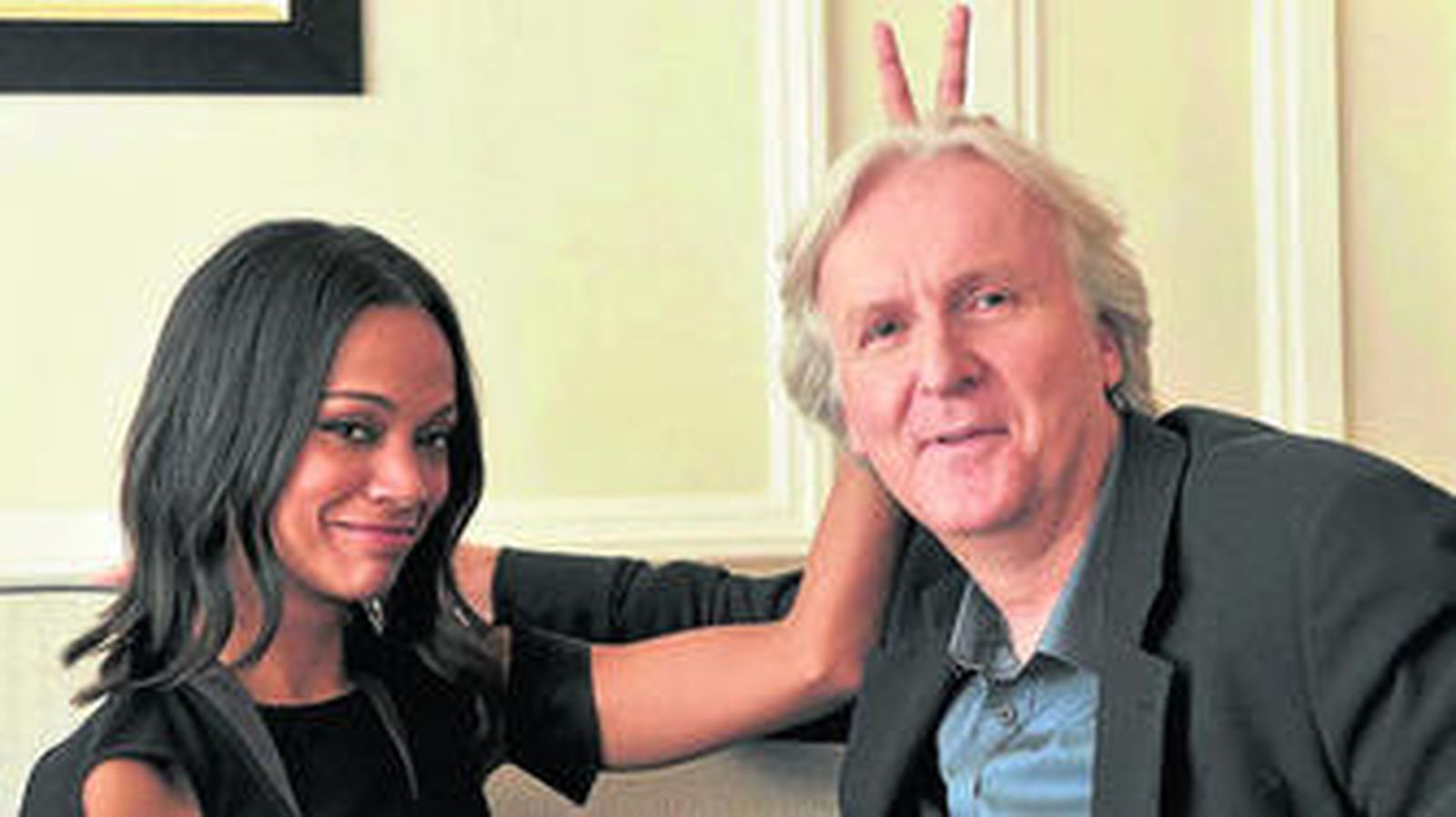 Cameron recibe las bromas de la actriz Zoe Saldana.