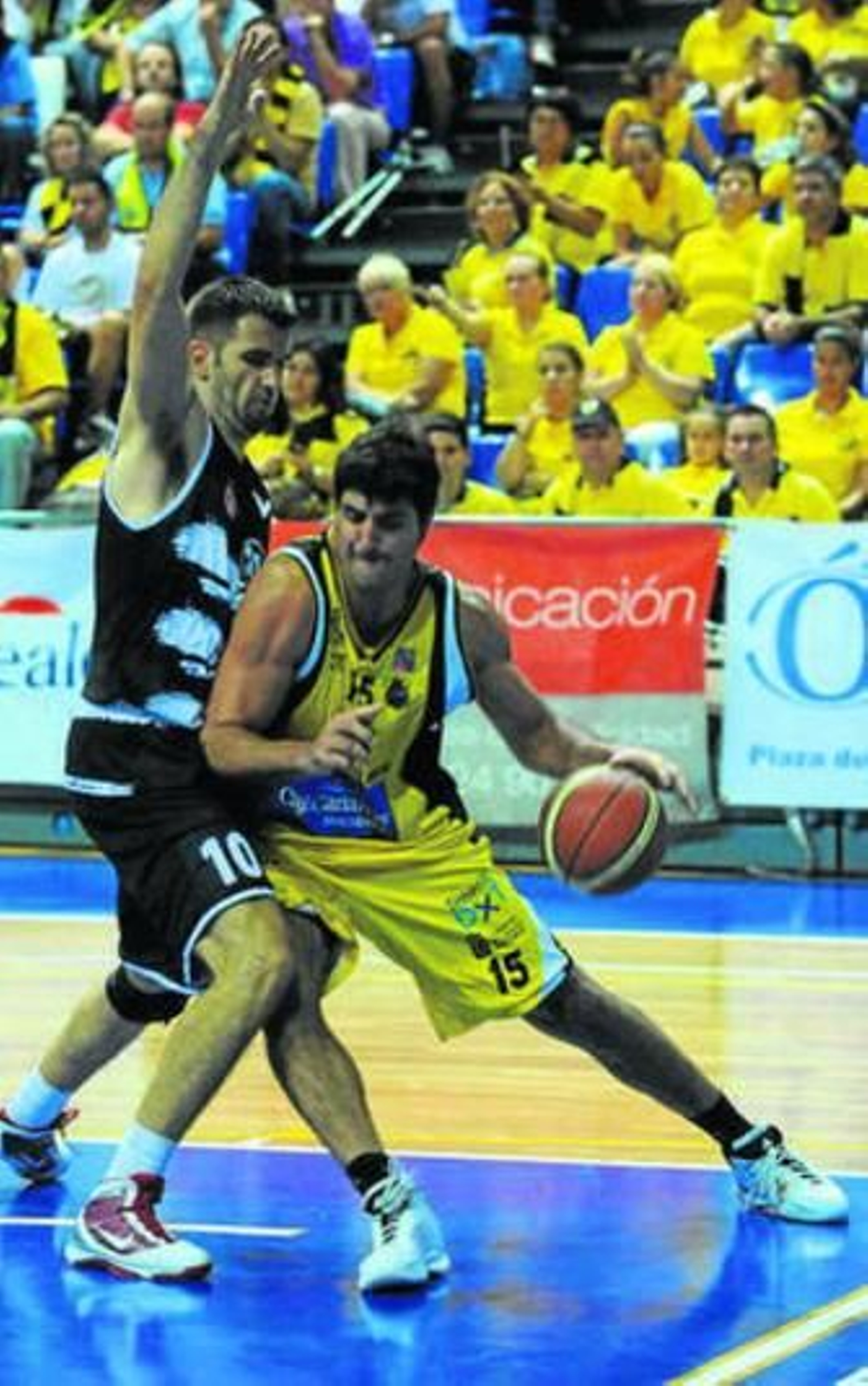 De izquierda a derecha, Jesís Chagoyen, Richi Guillén y Levi Rost, en partidos de esta temporada.