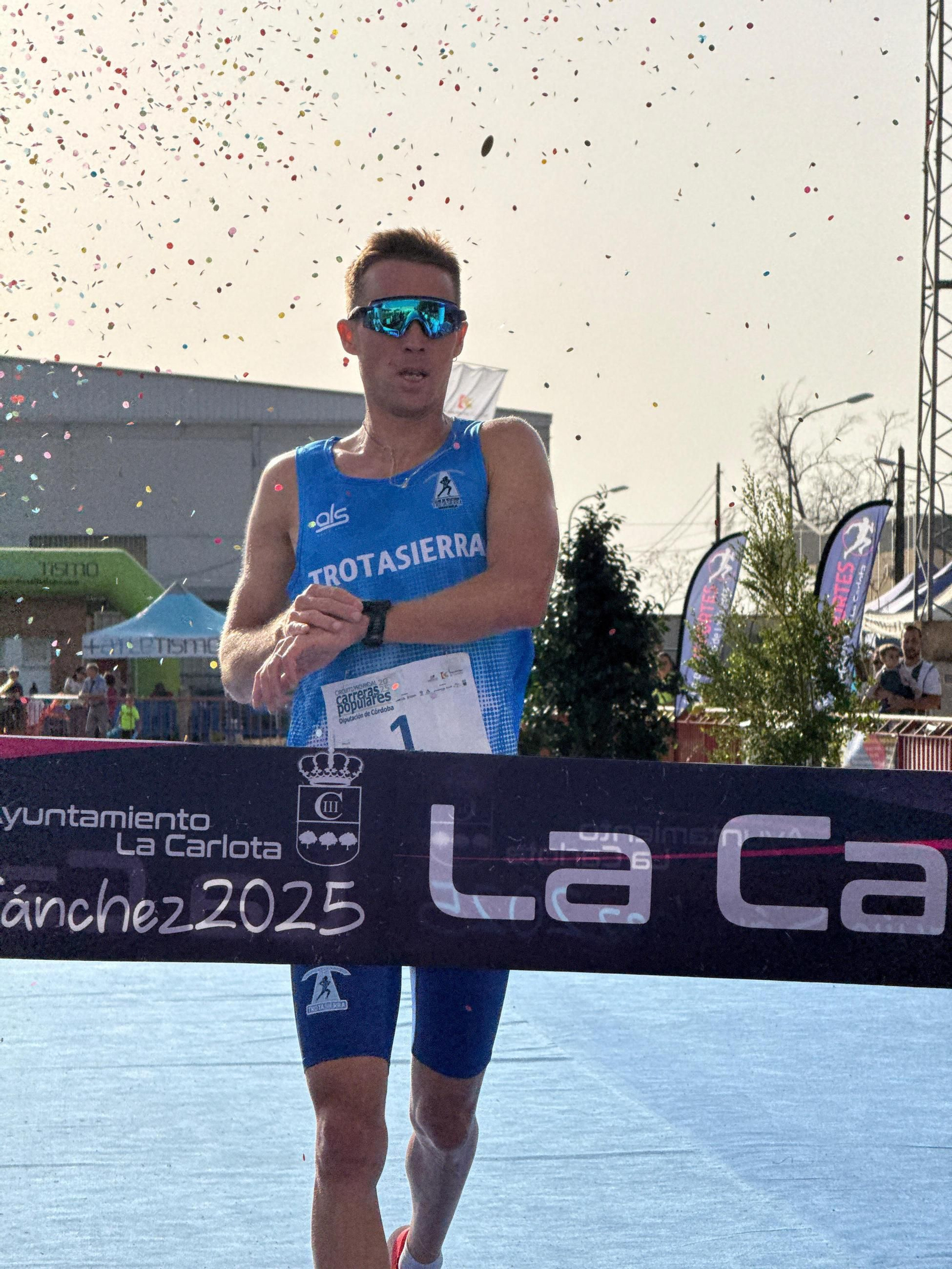 Sergio Ortiz cruzando la meta. Sergio Ortiz cruzando la meta.