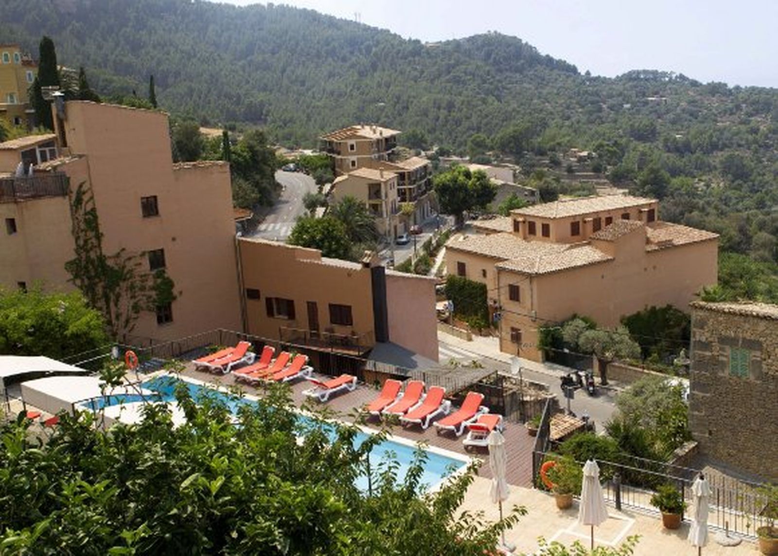 Al menos 800 desalojados por el incendio de Mallorca