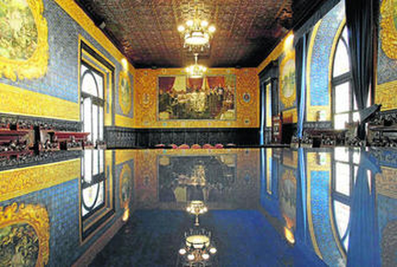 Histórico salón de plenos de la Casa Consistorial y al fondo un azulejo alusivo a la Conferencia de 1906.