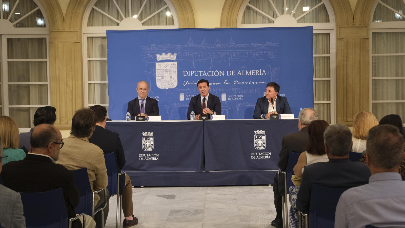 El presidente de Diputación, Javier A. García, y el rector de la UNED, Ricardo Mairal, recibieron a todos los participantes en la reunión en el Patio de Luces de Diputación