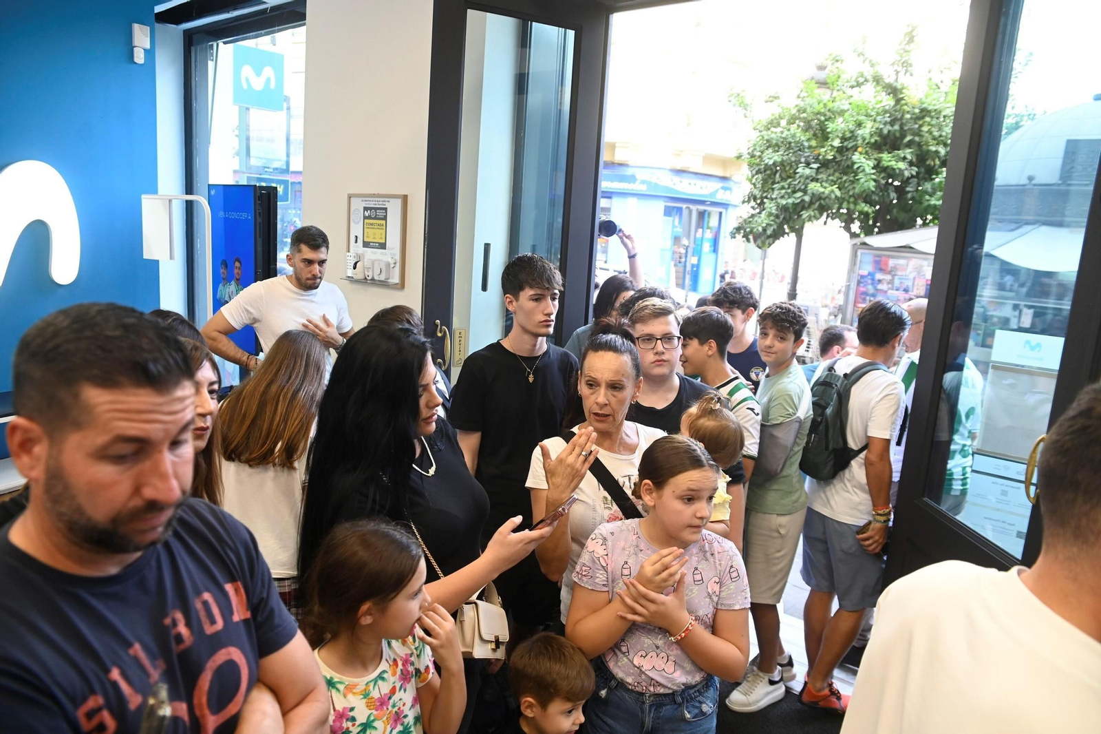 La pasión por el Córdoba CF se traslada a Las Tendillas en la firma de autógrafos de Isma Ruiz y Kevin Medina